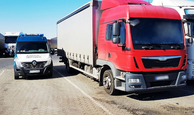 134 pojazdy skontrolowali inspektorzy wielkopolskiej Inspekcji Transportu Drogowego w ramach dwudniowej akcji ukierunkowanej na kontrolę zezwoleń na wykonywanie międzynarodowego przewozu rzeczy. Dwóch kierowców okazało zezwolenia wypełnione nieprawidłowo. Kontrola lubelskich inspektorów wykazała podobne zaniedbanie.