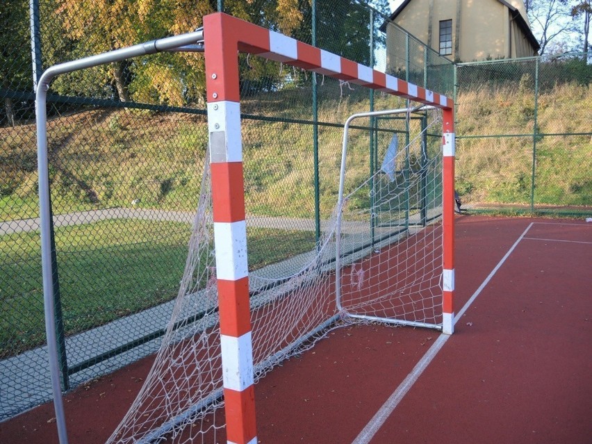 Zniszczone i zaśmiecone boisko w Dretyniu