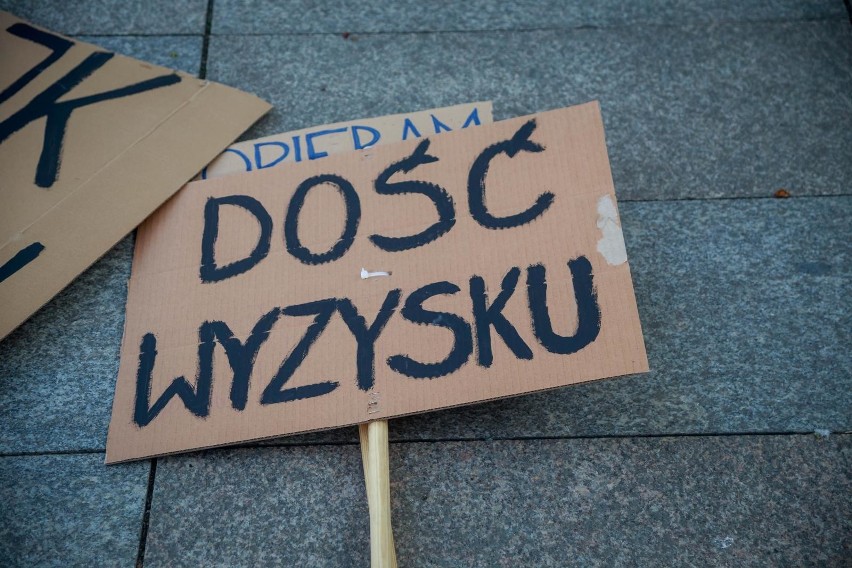 Białystok. Manifestacja poparcia dla strajkujących nauczycieli. Wiec poparcia na Rynku Kościuszki zgromadził setki osób  [ZDJĘCIA, WIDEO]