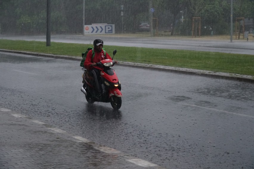 Ogromna ulewa w Poznaniu. Strażacy mają ponad 1600 zgłoszeń - podtopione domy, piwnice, obalone drzewa i zawalone dachy