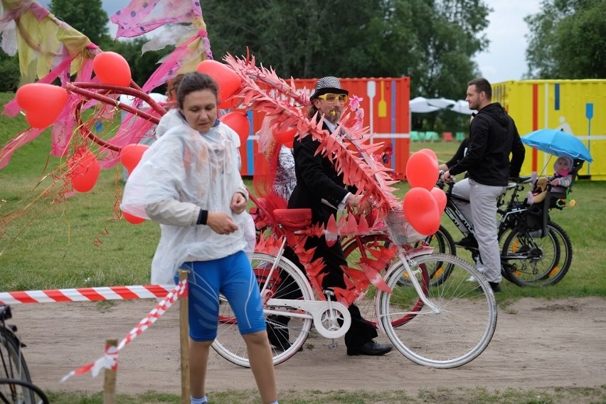 Posnania Bike Parade: Rowerzyści witają lato na plaży