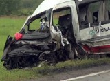 Czerteż: Wypadek śmiertelny. Zderzenie busa z osobówką. Zgineły 2 osoby (wideo)