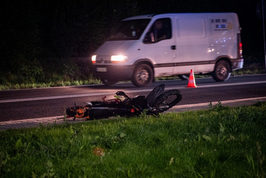 Podhale. Samochód uderzył w motocykl. Jedna osoba została ranna [ZDJĘCIA]