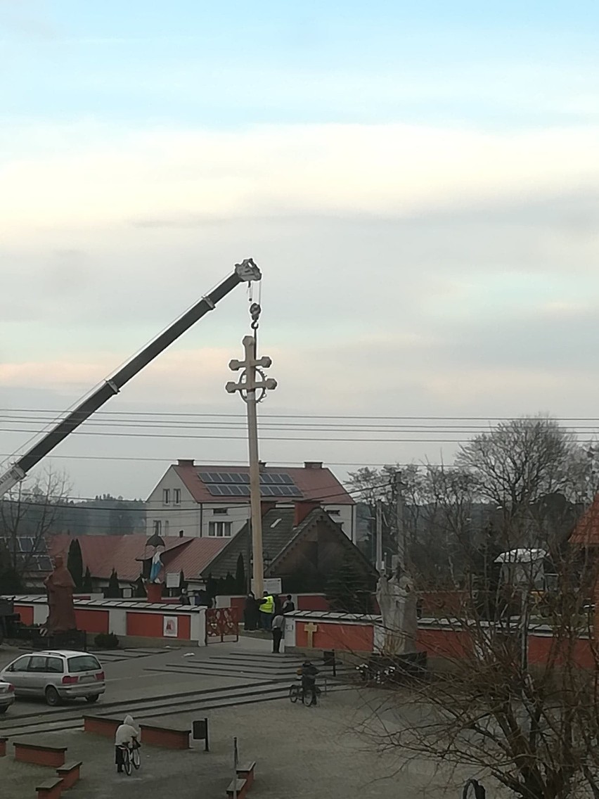 Myszyniec. Krzyż pandemiczny stanął przed myszyniecką bazyliką 4.12.2020. Zdjęcia