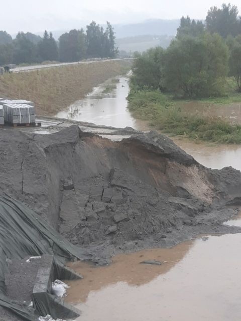 Tuchów. Biała wypłukała część nasypów budowanej obwodnicy, które miały też chronić ludzi przed powodzią. Do ich budowy użyto... pyłu