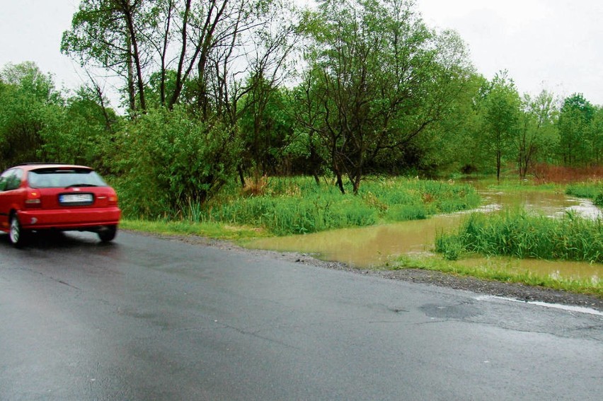 Droga powiatowa przy zalanych terenach Skawinki