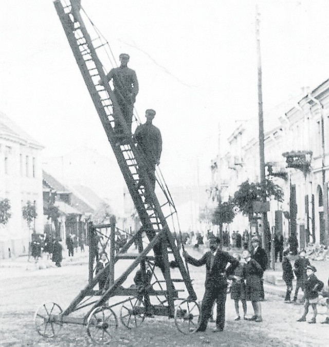 1937 r. Na takich rozsuwanych, przewoźnych drabinach montowano druty na słupach elektrycznych, po których płynął prąd do odbiorców