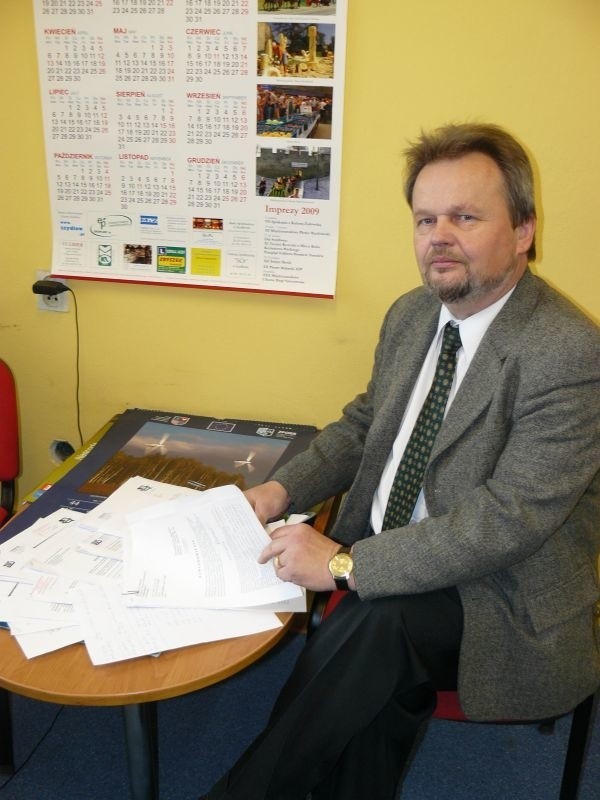 Mirosław Brych pokazuje obszerną korespondencję, jaką wymienił już z Zakładem Ubezpieczeń Społecznych. 