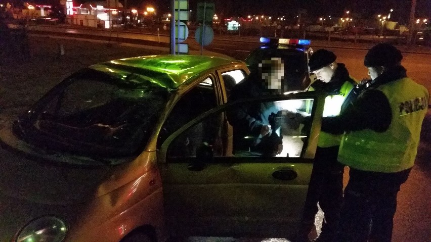 Policjanci sprawdzają dokumenty 62-latka.