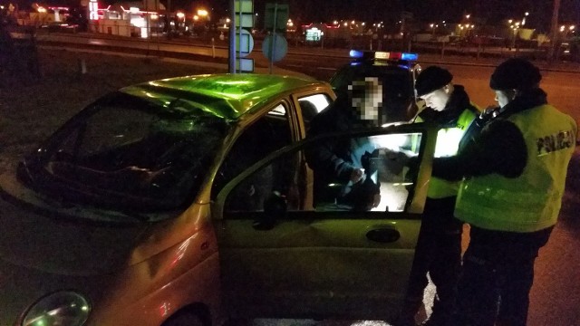 Policjanci sprawdzają dokumenty 62-latka.