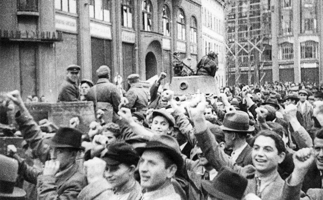 Wrzesień 1939 r. Ludność Lwowa wita Armię Czerwoną 