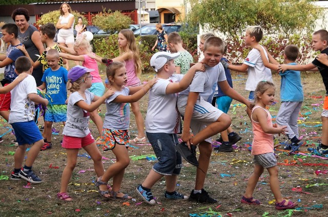 Pod Klubem "Kopernik" Kujawskiej Spółdzielni Mieszkaniowej w Inowrocławiu odbył się festyn dla mieszkańców osiedla. W trakcie imprezy pożegnano lato, a przede wszystkim świętowano 40-lecie działalności klubu. Z tej też okazji był wielki urodzinowy tort, którym częstowali Elżbieta Piniewska, radna wojewódzka oraz Grzegorz Kaczmarek, kierownik klubu, związany z "Kopernikiem" od 35. lat.