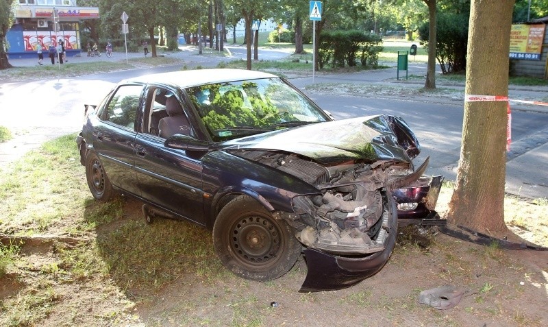 Opel uderzył w drzewo! Groźny wypadek na Grota Roweckiego [zdjęcia]