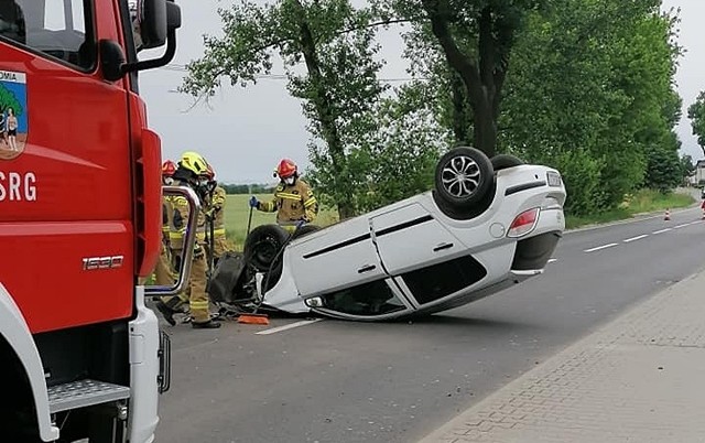 W czwartek 24 czerwca doszło do wypadku przy ulicy Granicznej w Lubomi. Na drodze dachowało auto. Przyczyny zdarzenia są ustalane.