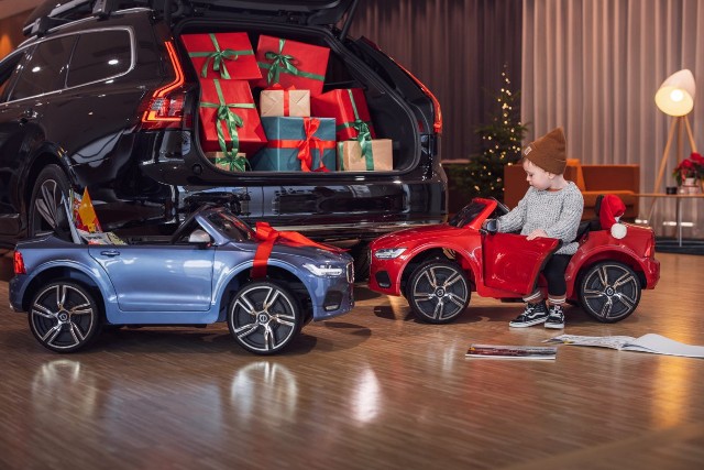 Volvo Car Poland zorganizowało akcję, w ramach której do oddziałów dziecięcych w całej Polsce trafią duże, elektryczne autka, którymi mogą jeździć dzieci od 3 do 8 lat. Jeśli autoryzowany dealer sprzeda taką zabawkę klientowi, drugą identyczną funduje importer dzieciom w wybranym szpitalu. Akcja trwa do 17 grudnia.Fot. Volvo