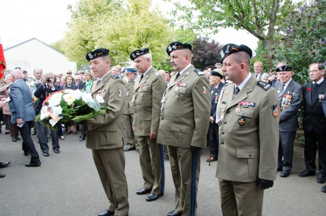 Delegacja naszych żołnierzy podczas uroczystości na cmentarzu w Grainville&#8211;Langenerie.