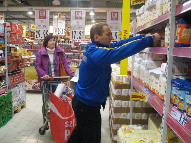 Trener Stali Gorzów Piotr Paluch miał długą listę zakupów. Po jej realizacji koszyk był pełny produktów, które trafią do jednej z trzech potrzebujących rodzin.