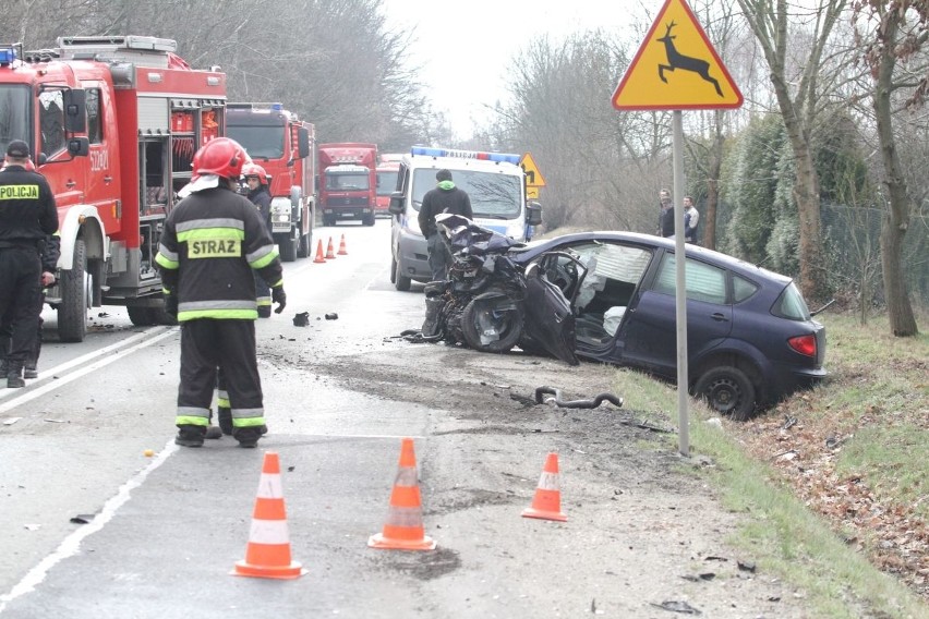Groźny wypadek pod Wrocławiem. Kierowca wypadł z auta