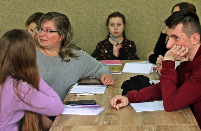 W Młodzieżowym Domu Kultury w Inowrocławiu zorganizowano zajęcia dla uchodźców z objętej wojną Ukrainy. M. in. uczestniczą oni tam w bezpłatnych lekcjach języka polskiego