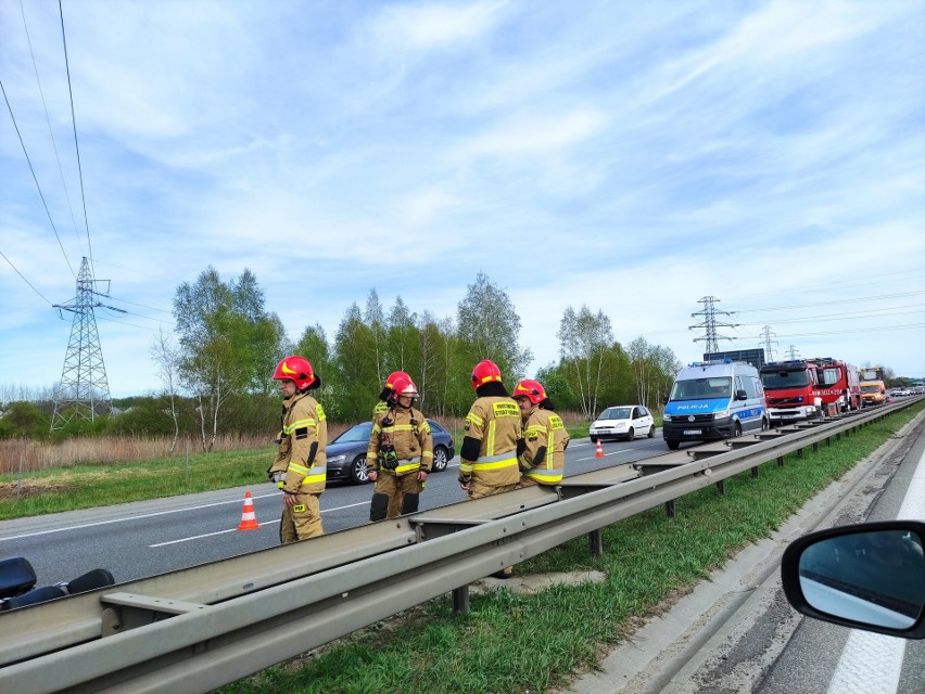 Wypadek na autostradowej obwodnicy Krakowa. Zderzenie samochodu osobowego z motocyklem