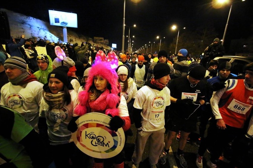 Ponad 700 osób pobiegło w nocnej dysze do maratonu
