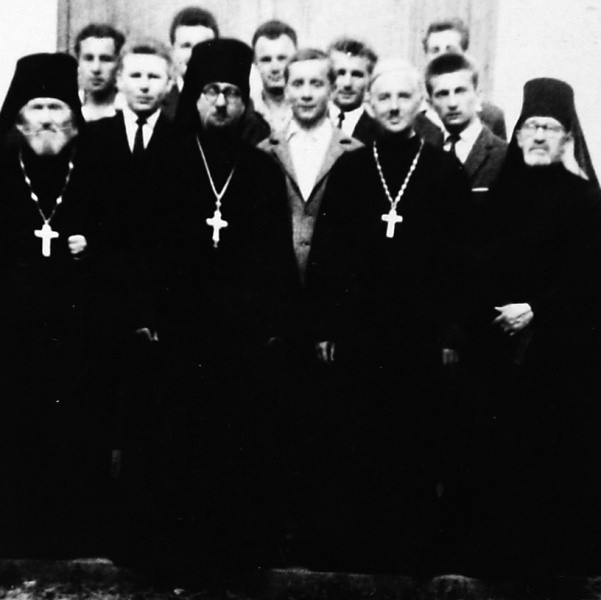 Zdjęcie zbiorowe: ksiądz Piotr Popławski (w środku w krawacie) jeszcze jako seminarzysta