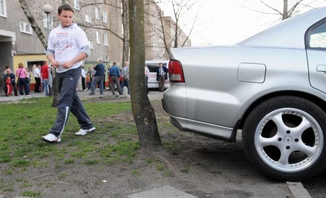 - Parkujemy jak najciaśniej, zastawiamy się samochodami, żeby tylko na tym malutkim parkingu zmieściło się jak najwięcej aut - tłumaczył nam w sobotę Bartosz Mięsiak.