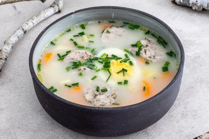 Tradycyjna zupa chrzanowa podawana jest z białą kiełbasą i z...