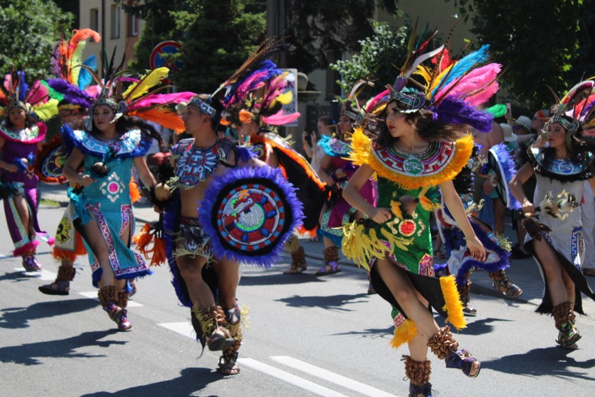 Grupa folklorystyczna z Meksyku na ulicach Myślenic