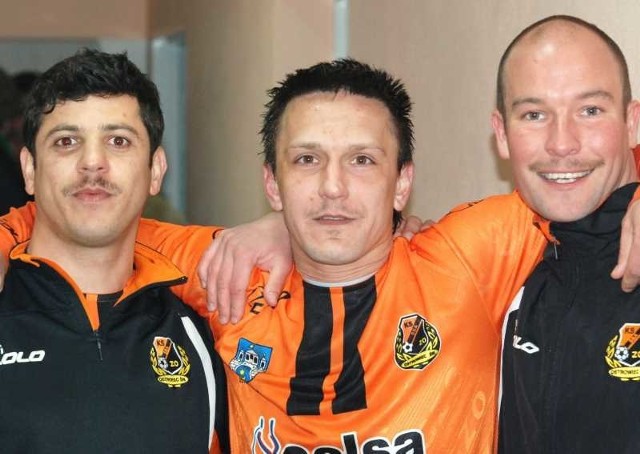 Piłkarze KSZO Ostrowiec zapuścili wąsy dla Adama Małysza - od lewej Wahan Geworgian, Janusz Wolański i Damian Nawrocik.