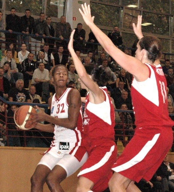 Brittany Denson (z lewej) w meczu z Wisłą zaliczyła aż 14 zbiórek.