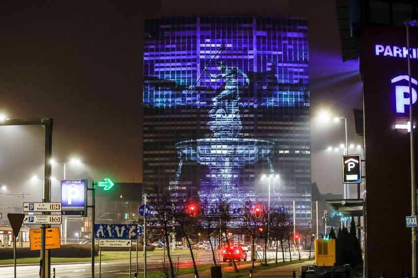 Wirujące piętra „Zieleniaka”, strzelający szampan i życzenia na fasadzie. Niesamowity sylwestrowy spektakl mappingu w Gdańsku 