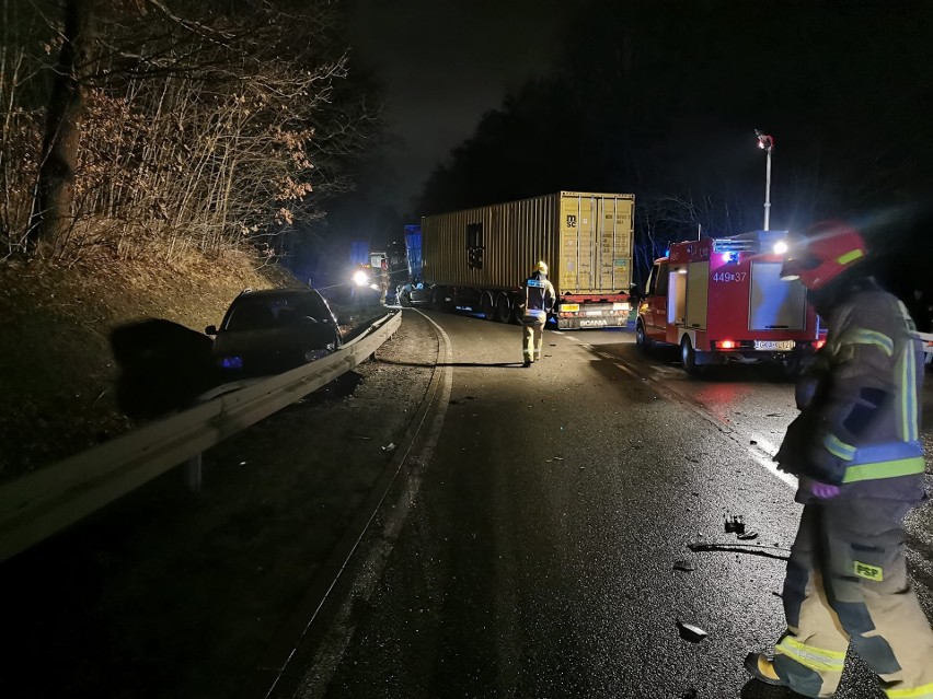 Groźny wypadek trzech pojazdów w Leźnie 13.03.2023