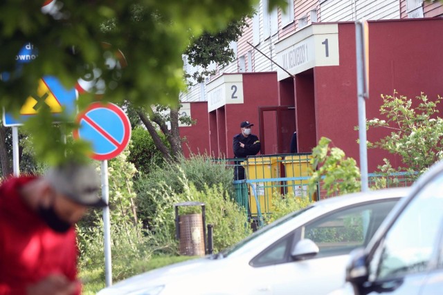 Kodeks Wykroczeń oraz wewnętrzne regulaminy wspólnot mówią jasno, czego nie wolno robić w bloku. Łamiesz te zakazy? Musisz liczyć się z konsekwencjami ze strony policji, a nawet sądu. CZYTAJ DALEJ >>>