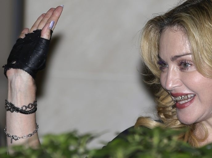 Madonna niczym raper z południa USA: Założyła na zęby... złoty grill [ZDJĘCIA]