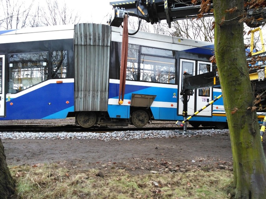 Wrocław: Wykolejenie tramwaju na pętli w Parku Południowym (ZDJĘCIA)