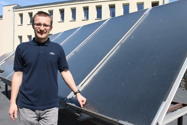 - Na dachu zamontowano kolektory słoneczne, u nas solary stoją na budynku pracowni zajęć praktycznych  - mówi Sławomir Litner, kierownik gospodarczy Zespołu Szkół Ponadgimnazjalnych nr 1 w Kluczborku.