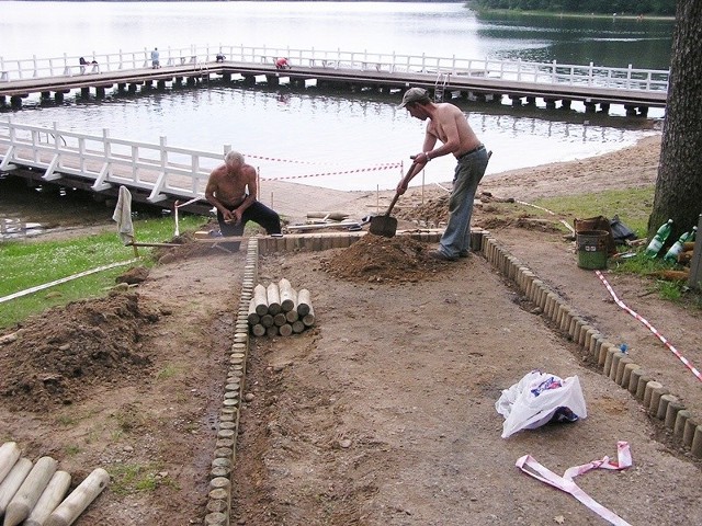 W ubiegłym roku nad Jeleniem wykonano nowe pomosty i urządzono teren przy plaży.