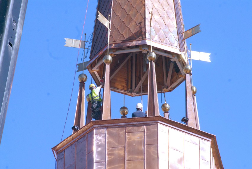 Koniec budowy wieży na kościele w Prokocimiu już blisko. Budowlańcy właśnie montują dach
