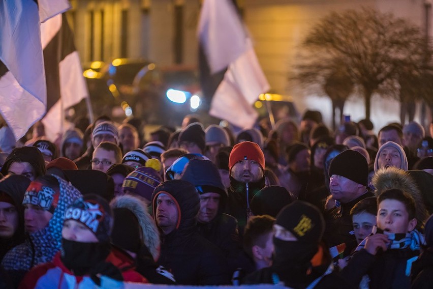 Kibice Sandecji Nowy Sącz chcą nowoczesnego stadionu i manifestowali przed sądeckim ratuszem [ZDJĘCIA, WIDEO]