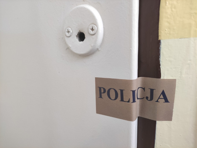 Dramat rozegrał się za tymi drzwiami. Sprawca zadał 73-latce kilkanaście uderzeń siekierą w głowę. WS chwili przyjazdu karetki, nie było dla kobiety szans na ratunek