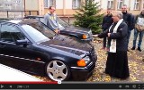 Szatan, mercedes i ksiądz. Błogosławieństwo w "samochodówce" [FILM]