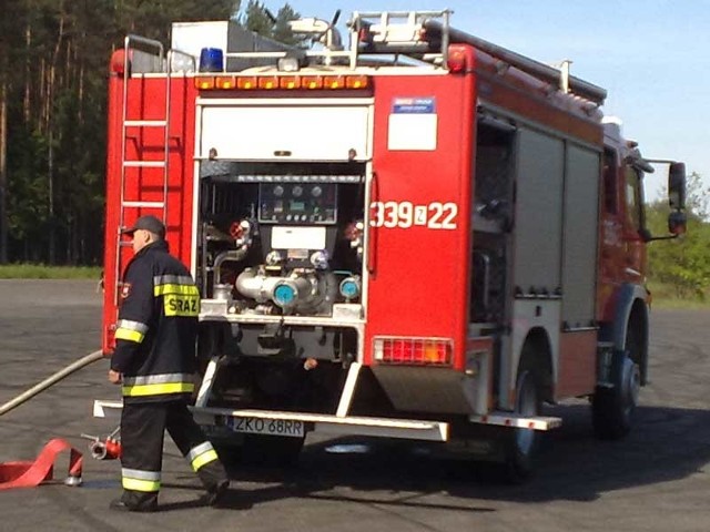 9 jednostek straży pożarnej, czyli około 30 strażaków walczyło w poniedziałkowy wieczór z pożarem obory i pomieszczeń gospodarczych w Bukowie Morskim w gminie Darłowo.