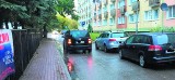 Szkoła Podstawowa nr 21 w Koszalinie. Kierowcy mają za nic znaki drogowe. Blokują dojazd do szkoły