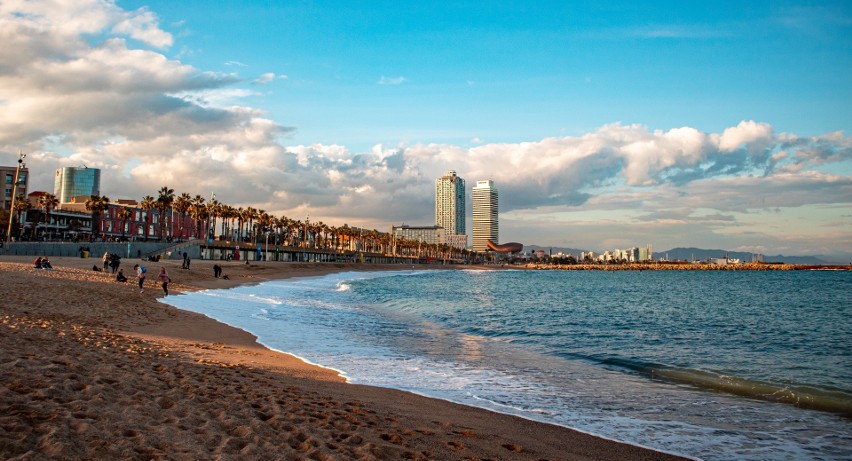 Piękne plaże Barcelony (tzw. Passeig Maritim) to jedna z...
