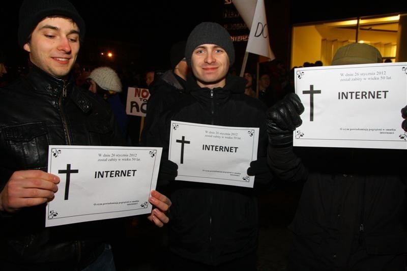 Niektórzy trzymali klepsydry z napisem "Internet".