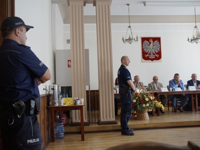 Podczas piątkowej sesji Rady Powiatu w Grójcu interweniowała policja. 