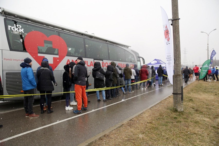 „Lodowata krew z gorących serc”. Lubelski Klub Morsów zorganizował akcję krwiodawstwa. Zobacz zdjęcia