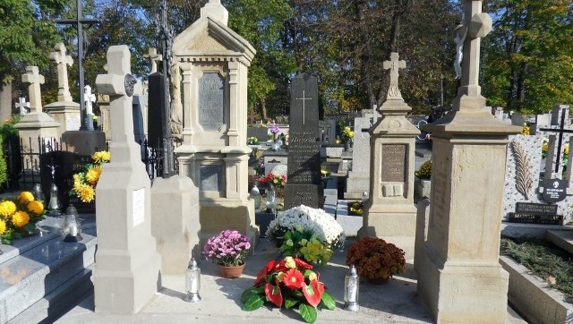 Dzięki kwestom w dniu Wszystkich Świętych przy cmentarzu w Zatorze odnowionych zostało już m.in. kilkadziesiąt zabytkowych nagrobków i pomników