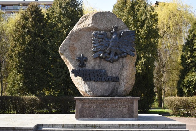 Rzeźba korony została wmurowana nad wizerunkiem orła na pomniku "Harcerzom poległym za Ojczyznę" na Skwerze Szarych Szeregów w Kielcach.